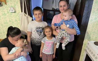 Nasťa vyrába darčeky pre kamarátky na Ukrajine a Denis rád spieva – pomôžme im