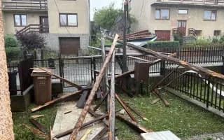 Pomôžte Miroslavovi s rodinou opraviť strechu, ktorú im zničila víchrica