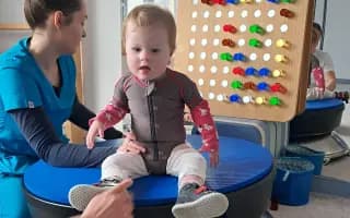 Dva roky plné boja a úsmevu. Sárka potrebuje pravidelné terapie.